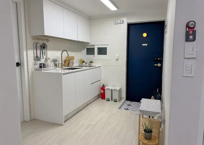 Itaewon Station 10 Minutes,gyeongnidan-gil,itaewon World Food Street,beam Projector,netflix Wifi Seoul