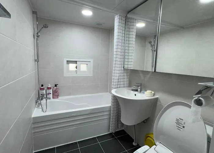 Itaewon Station 10 Minutes,gyeongnidan-gil,itaewon World Food Street,beam Projector,netflix Wifi Villa Seoul