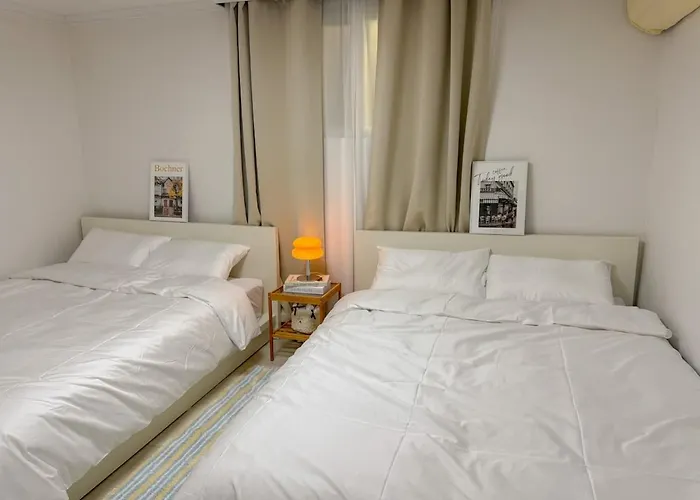 Itaewon Station 10 Minutes,gyeongnidan-gil,itaewon World Food Street,beam Projector,netflix Wifi Seoul