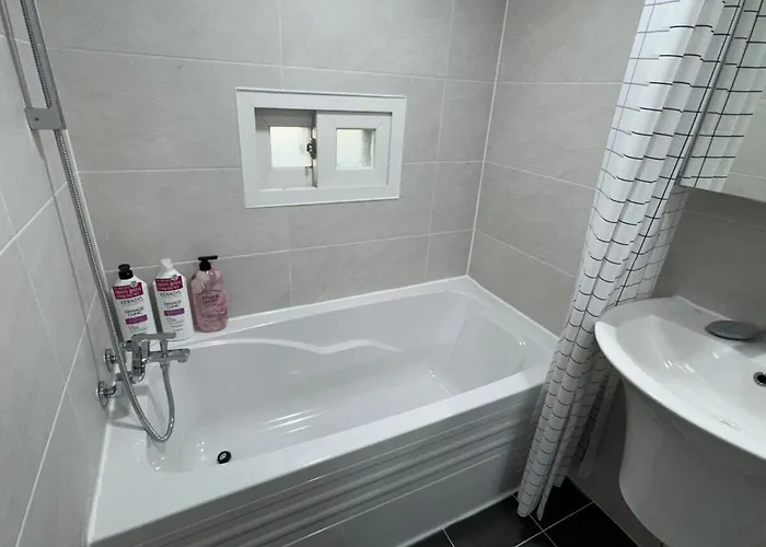 Itaewon Station 10 Minutes,gyeongnidan-gil,itaewon World Food Street,beam Projector,netflix Wifi Villa *